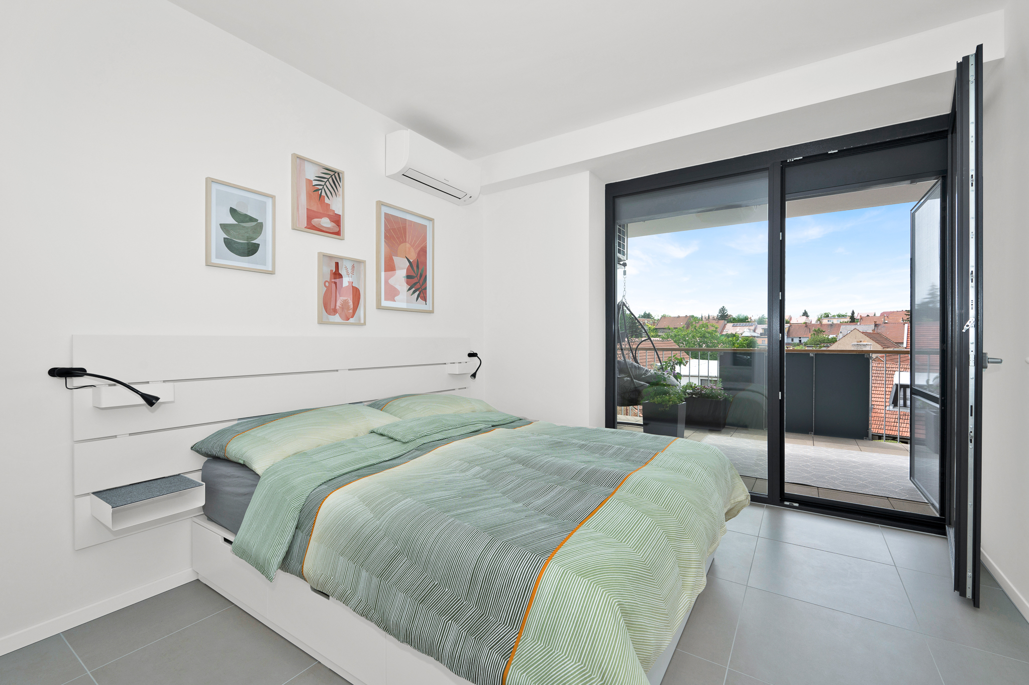 Ložnice luxusního apartmánu s terasou v ubytování u Brna