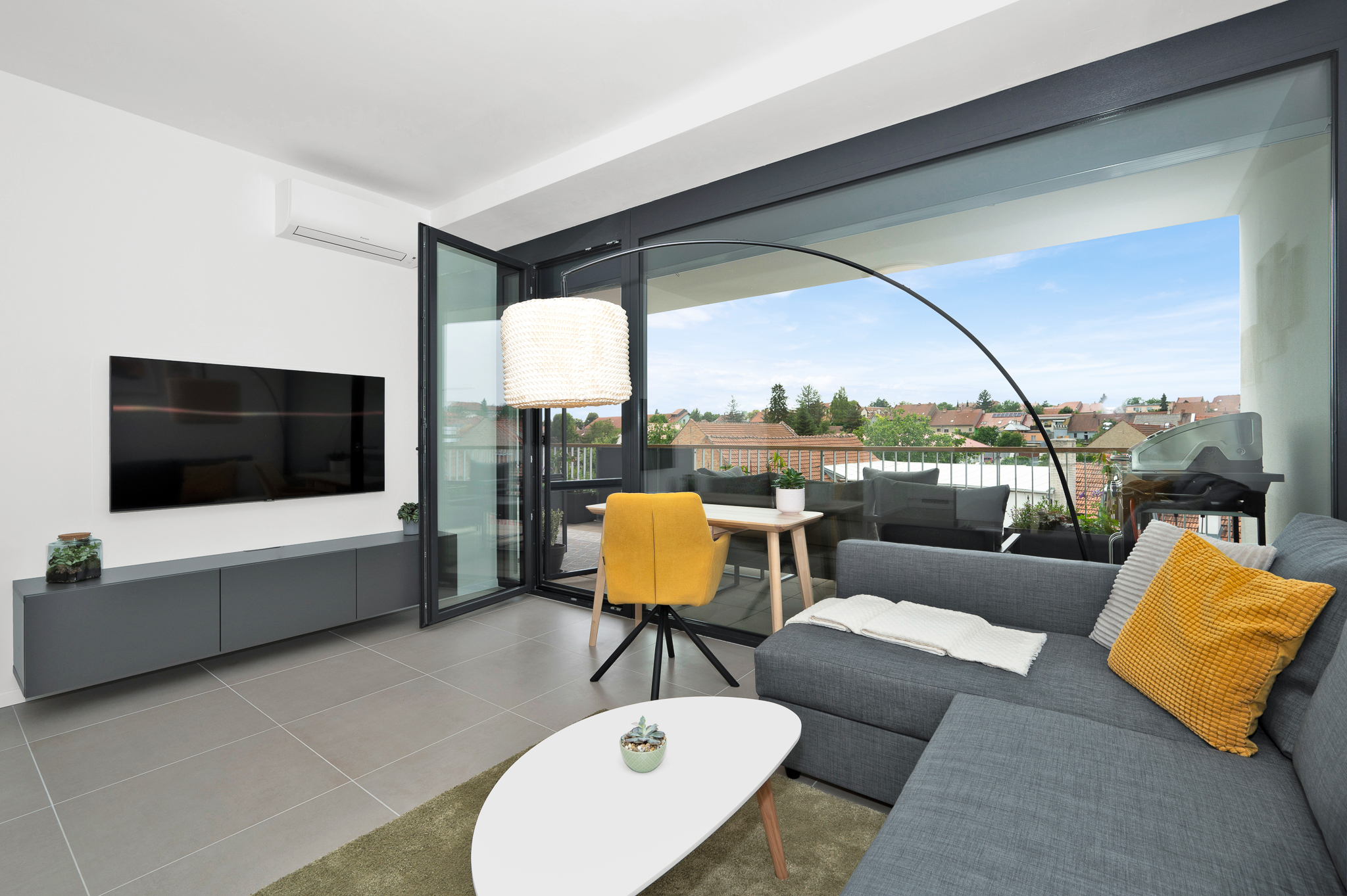 Obývák luxusního apartmánu s terasou v ubytování u Brna