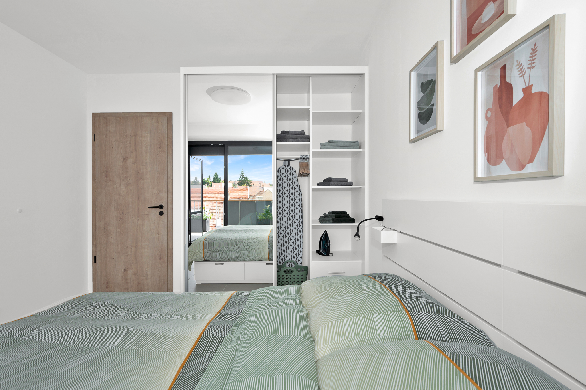 Ložnice a vybavení luxusního apartmánu s terasou v ubytování u Brna