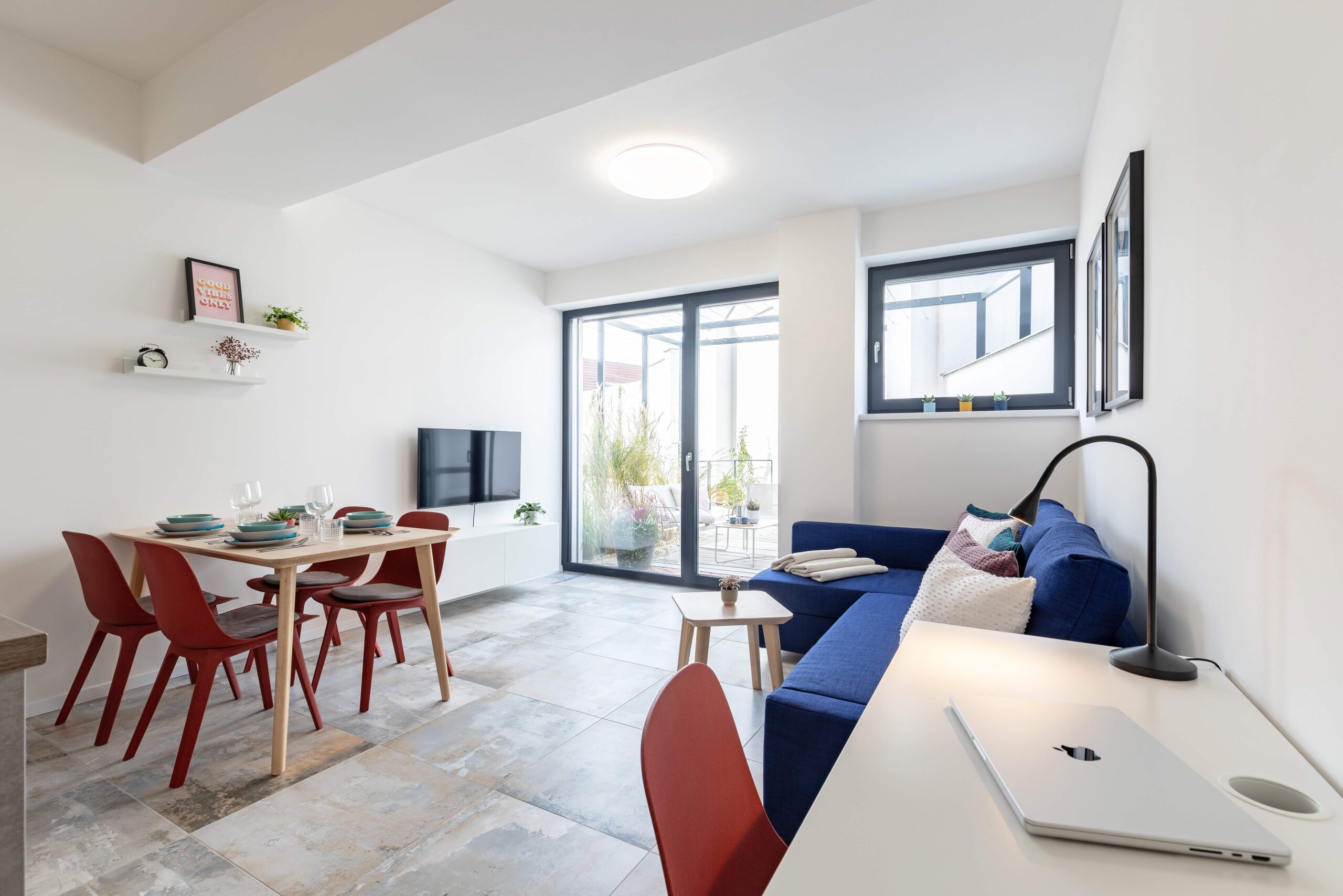 Obývací pokoj s jídelnou luxusního apartmánu s terasou v ubytování u Brna