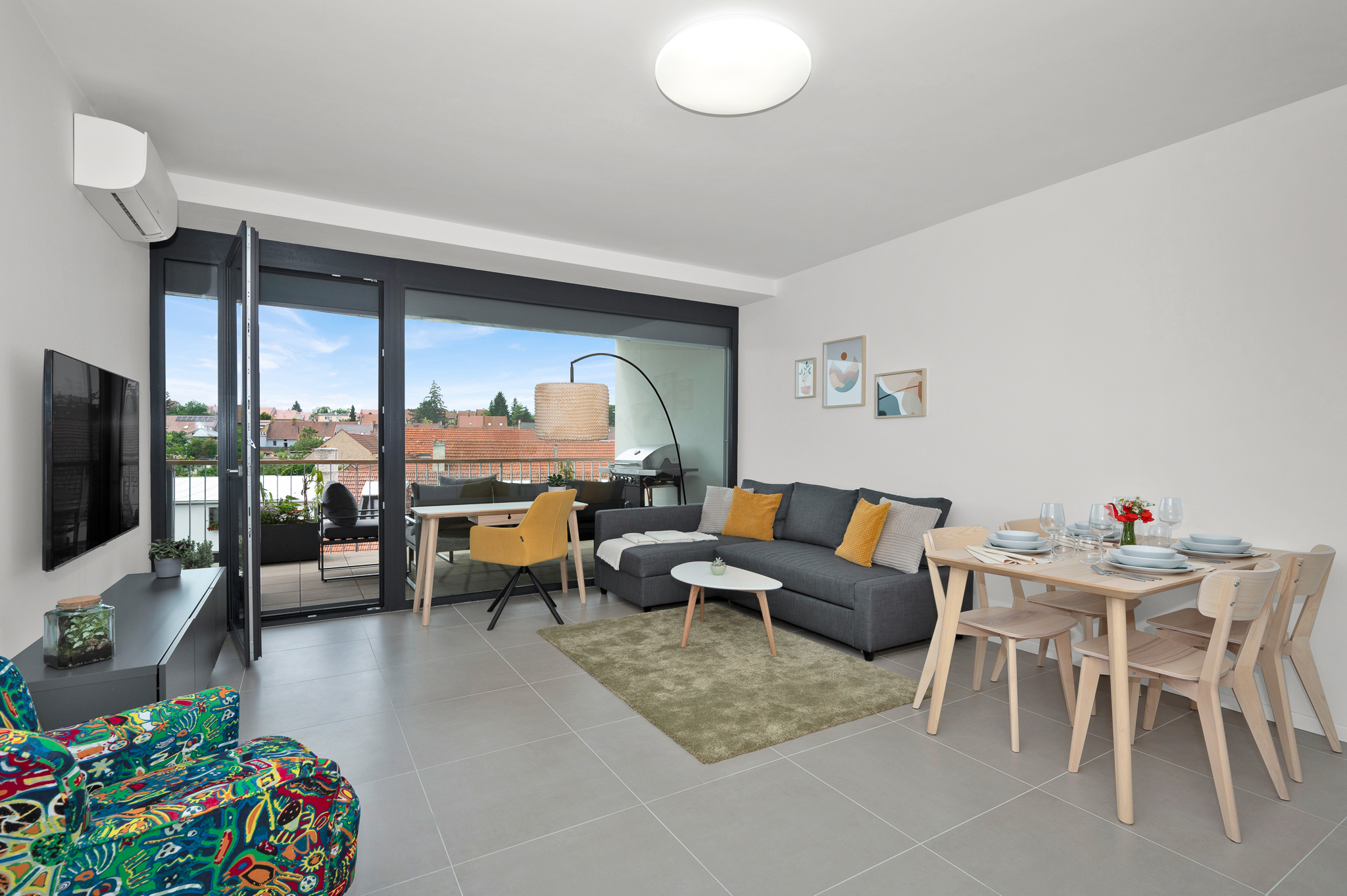 Obývák luxusního apartmánu s terasou a klimatizací v ubytování u Brna