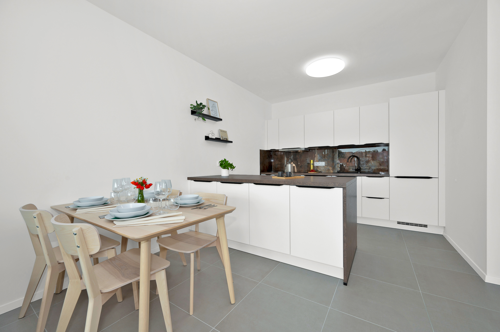 Kuchyně luxusního apartmánu s terasou v ubytování u Brna