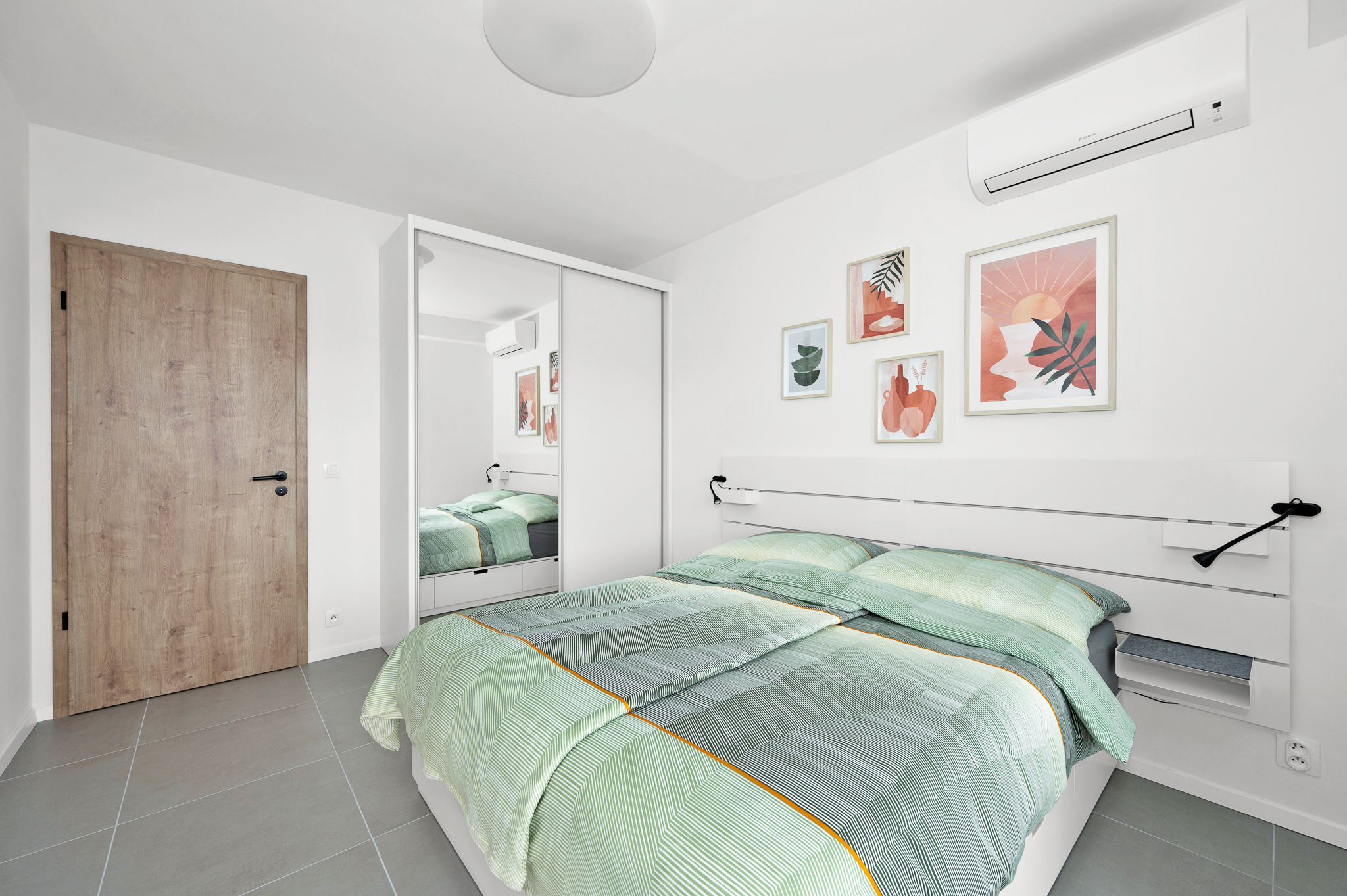 Ložnice luxusního apartmánu s terasou v ubytování u Brna